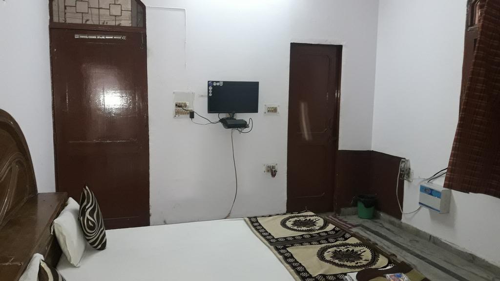 פארידבד Oyo Rajdhani Guest House מראה חיצוני תמונה