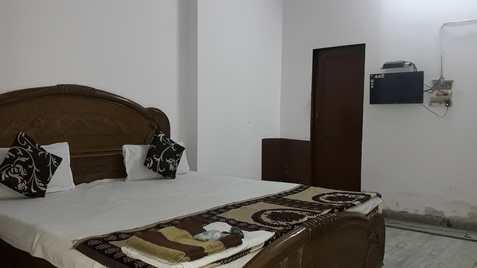 פארידבד Oyo Rajdhani Guest House מראה חיצוני תמונה