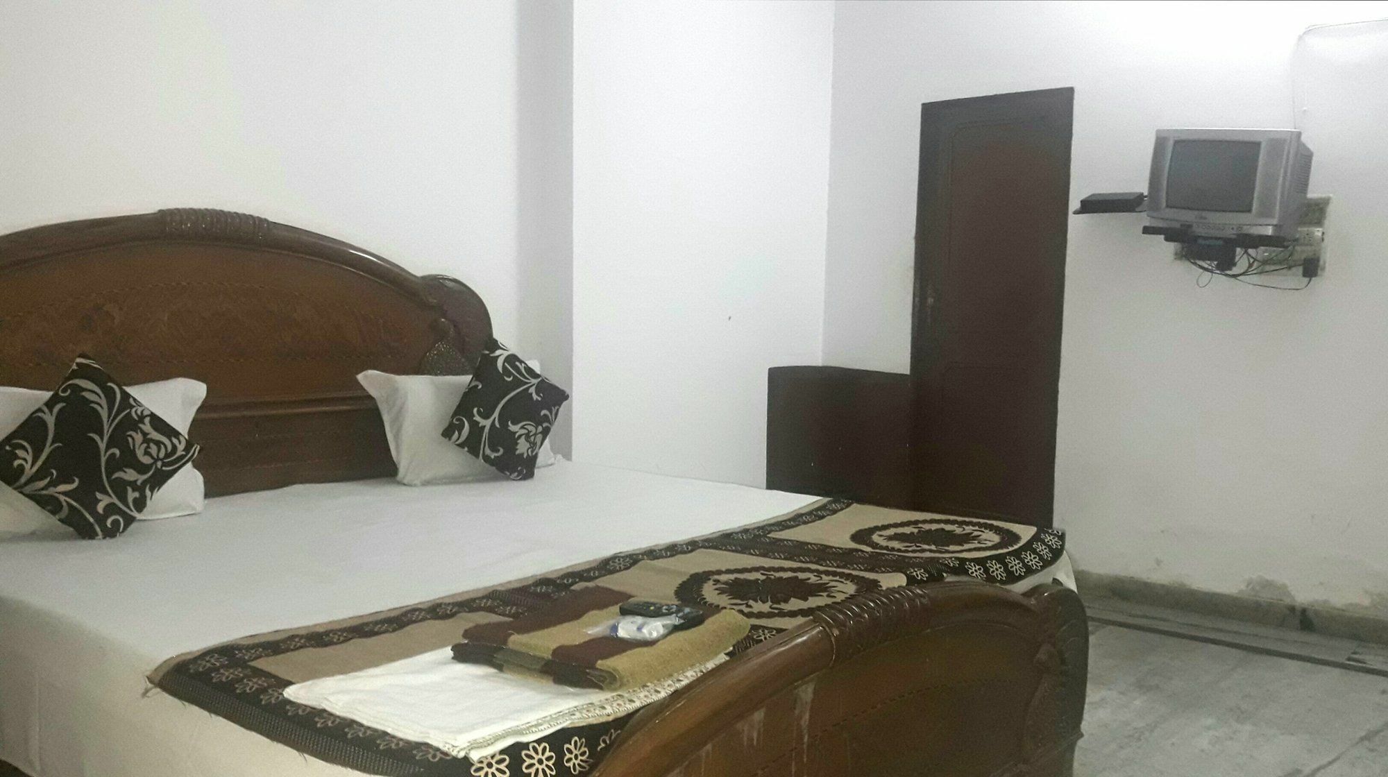 פארידבד Oyo Rajdhani Guest House מראה חיצוני תמונה